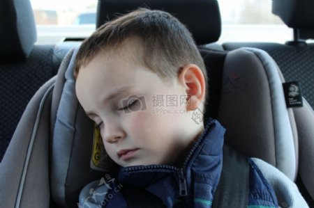 在车上睡觉的男孩