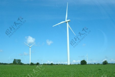 绿色草原上的风车图片