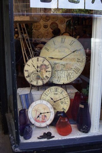 堆积的古董钟表