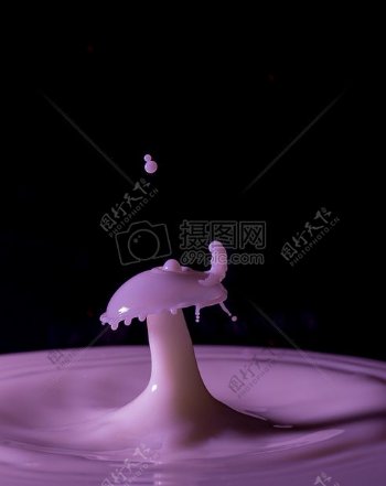 紫色水滴的碰撞