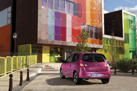 建筑与粉色轿车图片