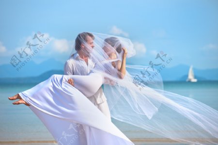 海滩上的新郎新娘