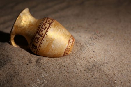 沙滩上的金色陶罐