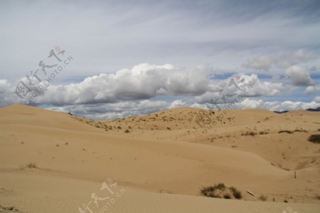 青海湖的沙漠图片