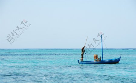 典型的马尔代夫船在蓝色的海洋