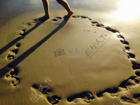 沙滩上的圆圈脚印