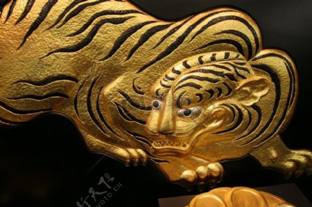 雕刻的金色老虎