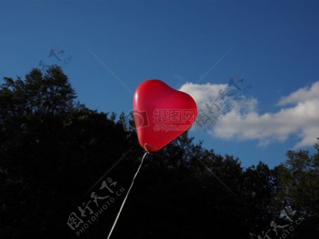红色的心形气球