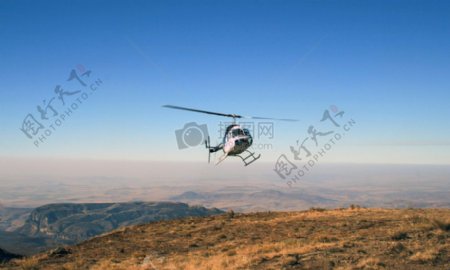 大山上空的直升飞机