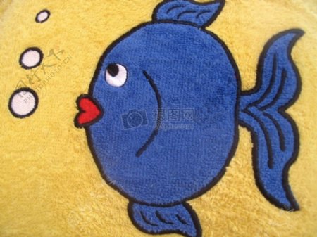 毛巾上的蓝色小鱼