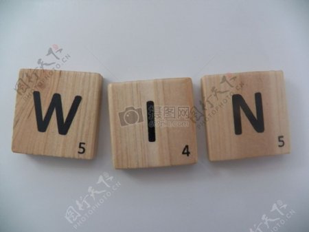 印有字母的木头