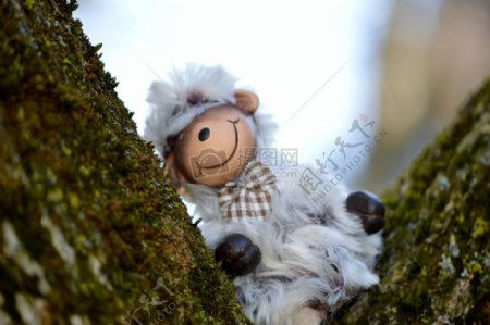 树上的羊玩偶