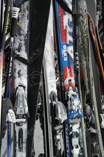 各式各样的滑雪设备
