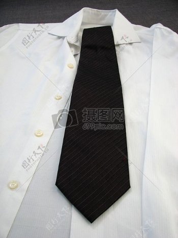 衬衣上的黑色领带