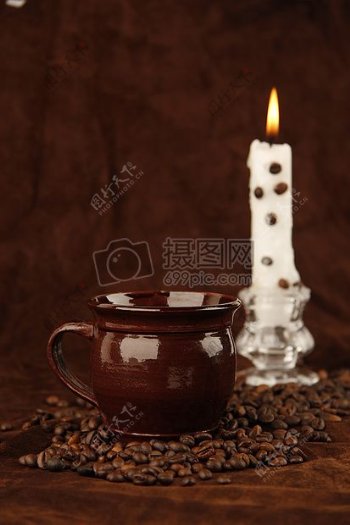 咖啡豆蜡烛陶瓷杯组成的静物