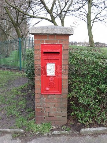 红色的邮箱桶