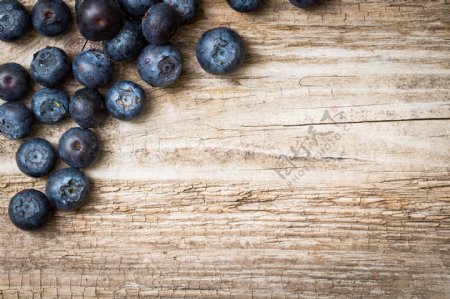 木板背景与新鲜蓝莓