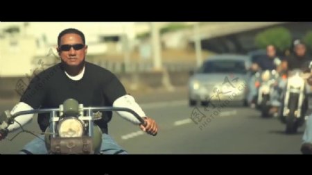 摩托车手街头骑行视频素材