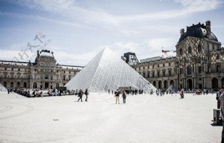 贝聿铭巴黎卢浮宫金字塔