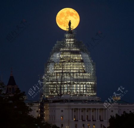 月亮下的美国白宫