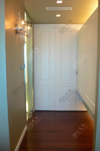 欧式室内入户走廊镜子射灯装修效果图
