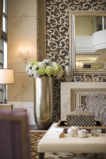 欧式奢华风格客厅金属花瓶室内装修效果图