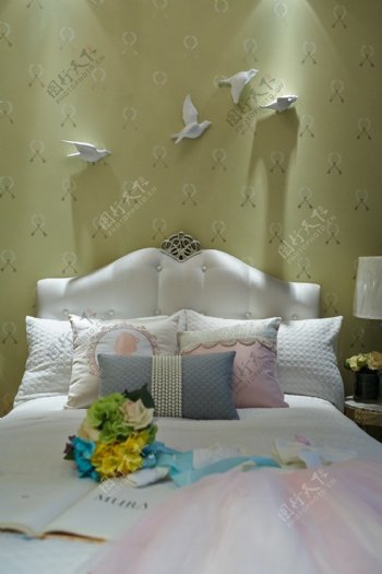 现代时尚田园风格卧室壁纸装饰设计效果图