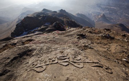 山上的藏文雕刻