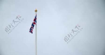 英国国旗飘扬在白金汉宫上