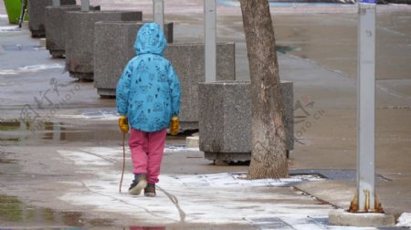走在雪地上的孩子