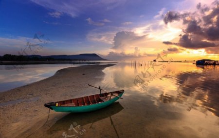 黄昏海滩渔船