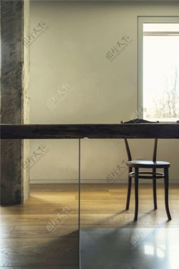 现代文艺客厅灰色花纹柱子室内装修效果图