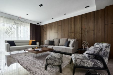 现代时尚客厅深褐色木制背景墙室内装修图