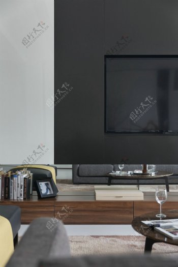 现代时尚客厅灰褐色背景墙室内装修效果图