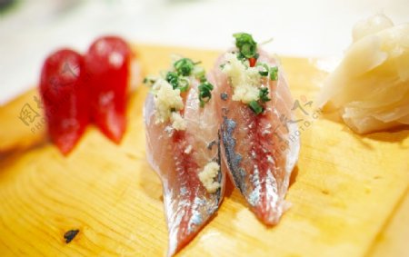 新鲜美味三纹鱼寿司
