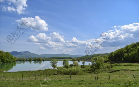 俄罗斯克里米亚湖泊天空丘草