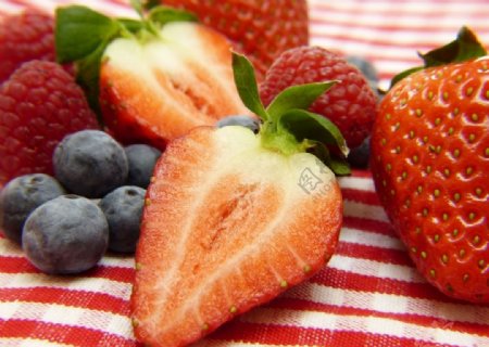 放在一起的蓝莓和草莓