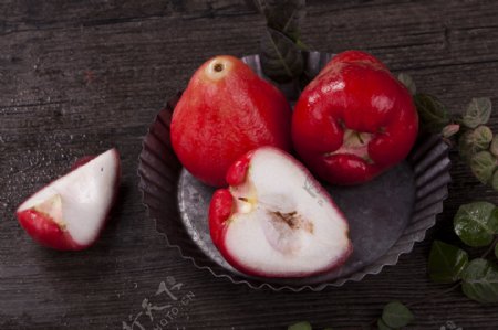 红色新鲜水果洋蒲桃实物图摄影图