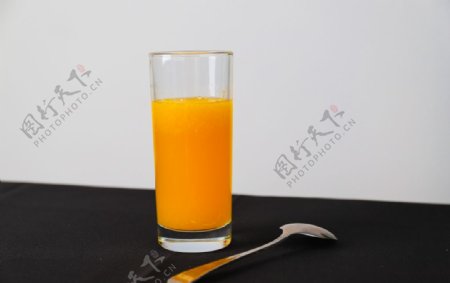 橙汁和杯子和勺子