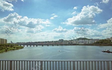 蓝天白云下汉江大桥摄影