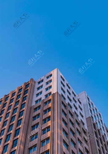 棕色混凝土建筑在蓝天下