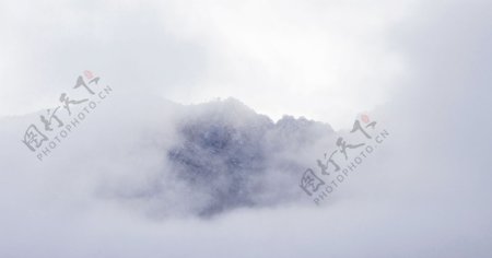 迷雾朦胧的山峰