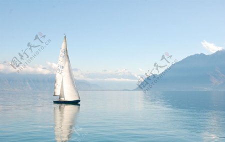 湖面上的帆船