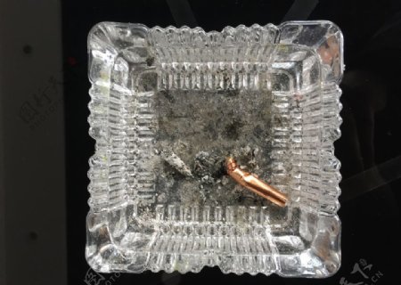 水晶烟灰缸带烟头