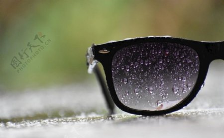 黑色眼镜与水珠