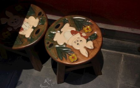 兔子雕刻木制圆凳