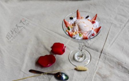 草莓杯子冰淇淋