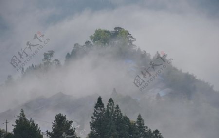 云雾围绕村子的自然风光照片