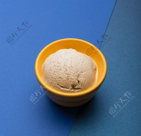 蓝色背景冰淇淋球
