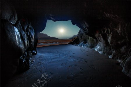 山洞夜晚悬崖月亮背景素材